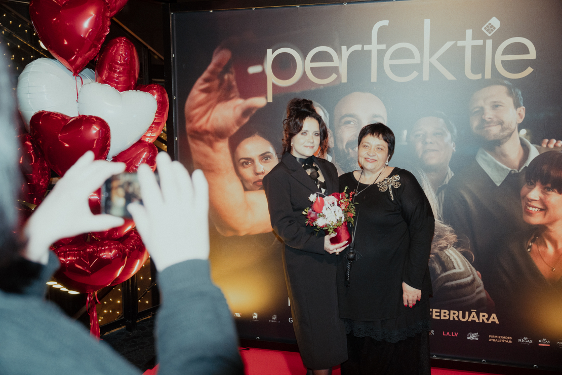 Melnās komēdijas "Perfektie" pirmizrāde.