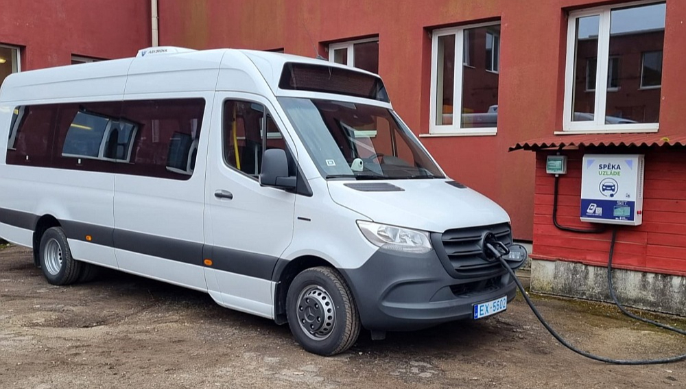 Dienvidkurzemes novada pašvaldība 2024. gada aprīlī savā mājaslapā internetā raksta: "Ata Kronvalda Durbes pamatskolas skolēni beidzot tika pie jauna autobusa, kas nodrošinās to ikdienas nokļūšanu uz un no skolas. Autobuss iegādāts, realizējot Eiropas Savienības Atveseļošanas un noturības mehānisma fonda projektu. [..] Publiskajā iepirkumā līguma slēgšanas tiesības ieguva un autobusus piegādā SIA "Electrify". Autobusi tiek ražoti tepat Latvijā uz Mercedes-Benz e-Sprinter bāzes ar 19 sēdvietām, kas aprīkotas ar trīspunktu drošības jostām." Kā revīzijas ziņojumā tagad raksta Valsts kontrole, viens "Electrify 910" transportlīdzeklis maksāji 289 674 eiro. "No piecām pašvaldībām, kurās tika veiktas detalizētas pārbaudes, divas – Dienvidkurzemes novada pašvaldība un Saldus novada pašvaldība – katra iegādājās SIA "Electrify" ražotos mikroautobusus "Electrify 910". Dienvidkurzemes novadā par to kvalitāti ir saņemtas vairākas sūdzības un defektācijas akti sagatavoti jau transportlīdzekļu pieņemšanas laikā. Papildus revidenti konstatēja, ka, lai gan transportlīdzeklis tika iegādāts kā jauns un tā pirmās reģistrācijas datums ir 2024. gads145, tomēr tajā uzstādītas detaļas, kas ražotas arī 2019. un 2020. gadā. Uz vienas no ražošanas procesā izmantotās Mercedes-Benz transportlīdzekļa bāzes jeb virsbūves ir atrodamas norādes, ka tā, iespējams, varētu būt ražota 2018. gadā," raksta Valsts kontrole.