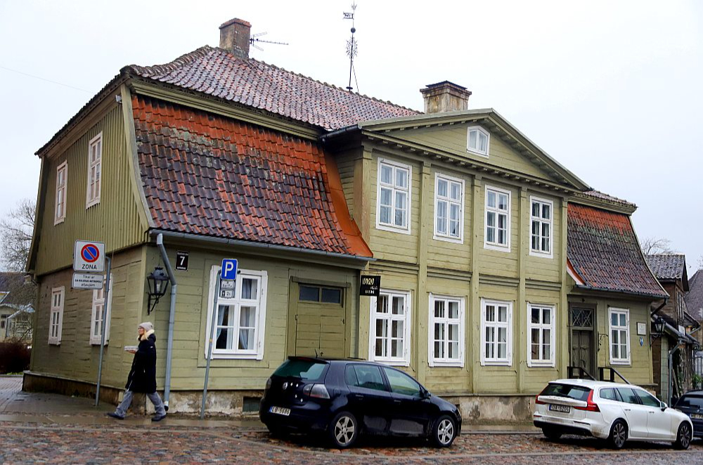 1630. gadā celto namu Baznīcas ielā 7, kurā pašlaik ir pieci dzīvokļi un kurš laika gaitā vairākkārt ticis pārbūvēts, uzskata par vecāko no koka būvēto ēku Kurzemē.