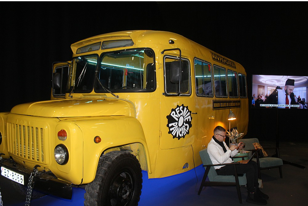 Ar šo retro "pankara" izklaides busiņu, saslēgti rokudzelžos, piedzīvojumu meklētāji droši var doties uz cietumu.