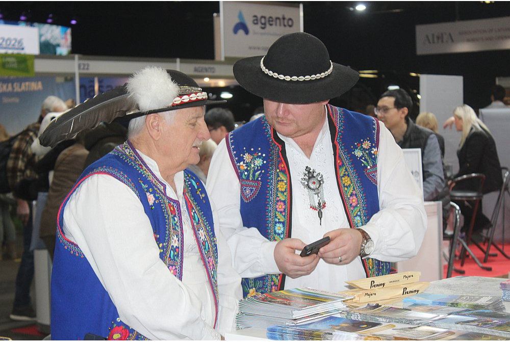 Tūrisma izstādei "Balttour 2026" nopietni bija gatavojušies arī slovāki, kurus tradicionāli pārstāvēja tautas tērpos ģērbtie Dunajecas plostnieki.