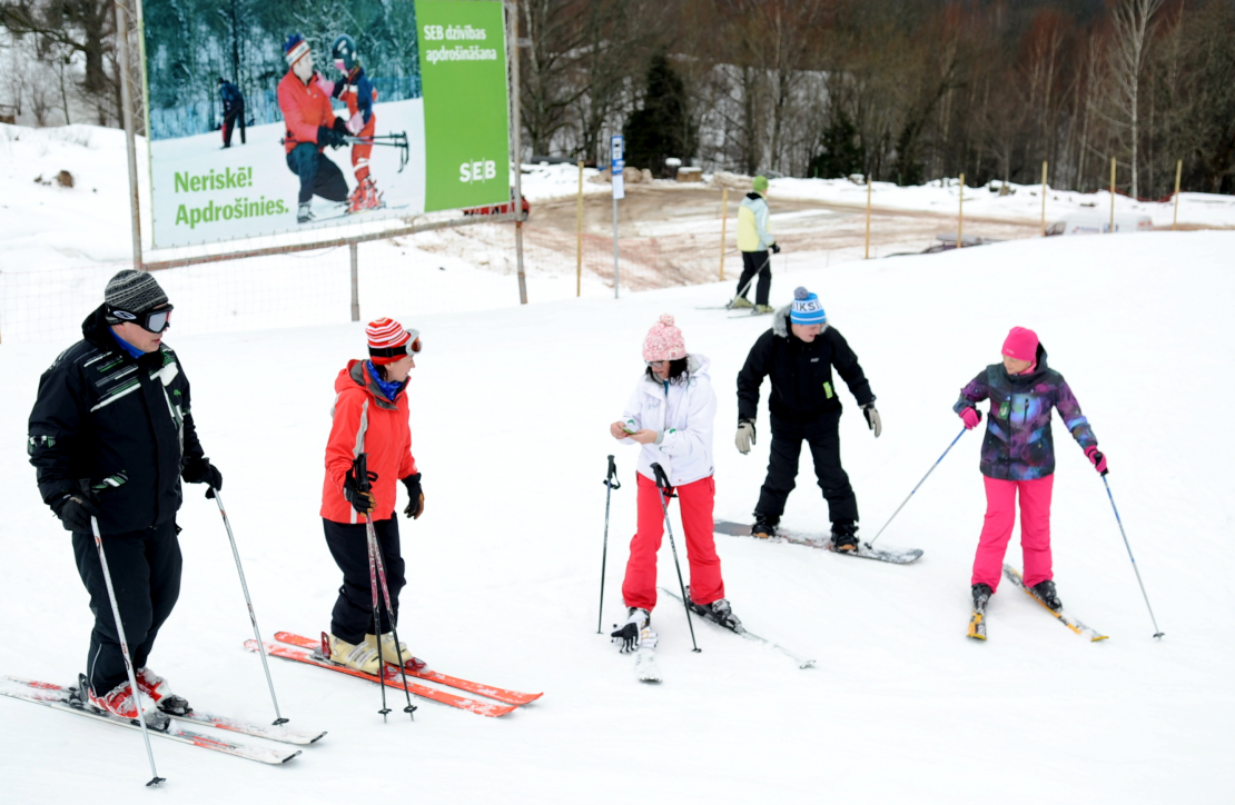 Snovbordisti un slēpotāji slēpošanas kompleksā "Žagarkalns".