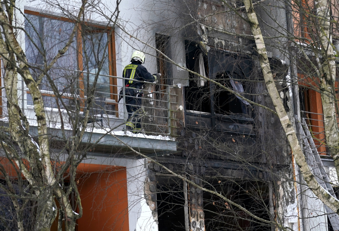 Ugunsgrēka likvidēšanas darbi dzīvojamā mājā Ķekavas novada Ķekavas pagasta Krustkalnu ciemā, kur 16. janvāra rītā izcēlās ugunsgrēks.