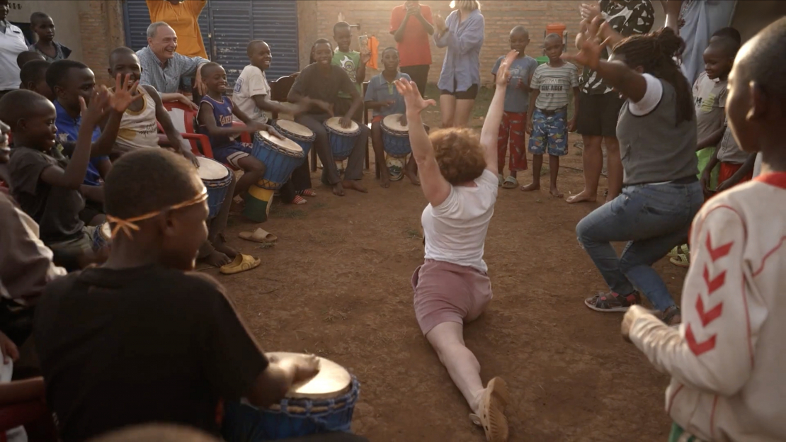 Ieva Brante pārsteidz klātesošos ar špagatu.