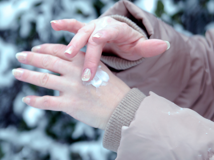 Ja izmanto krēmus, ziemā ikdienas aprūpei nepieciešams ar biezu, treknu konsistenci un A vitamīnu sastāvā.