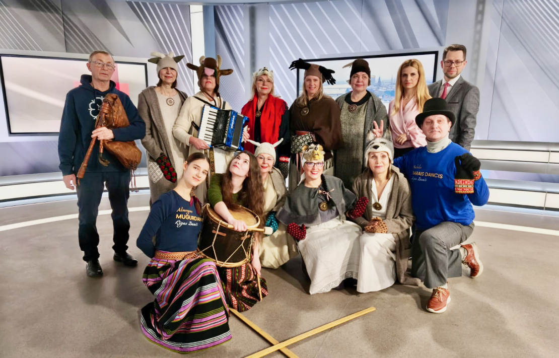 Stiprās sievas un Rīgas Danči kopā ar LTV Rīta Panorāmas vadītājiem.