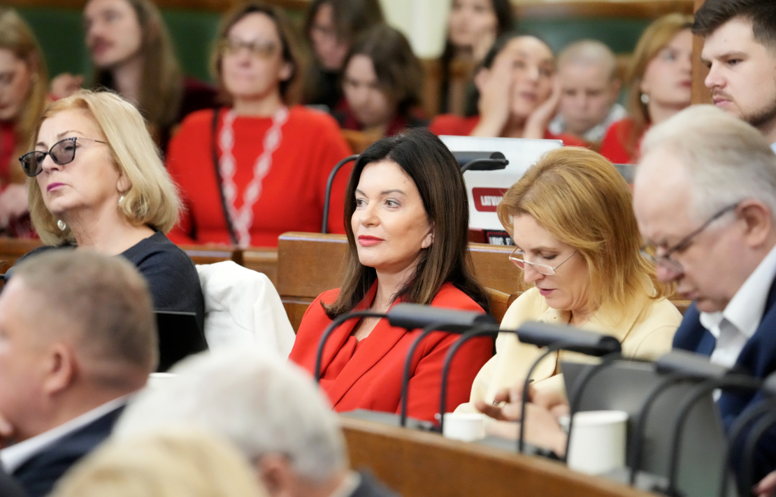 Saeimas deputātes Skaidrīte Ābrama (no kreisās) un Ramona Petraviča.