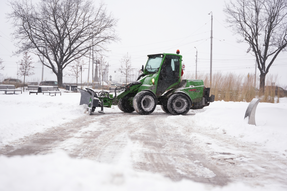 Sniega tīrīšana no Rīgas ielu brauktuvēm un ietvēm.