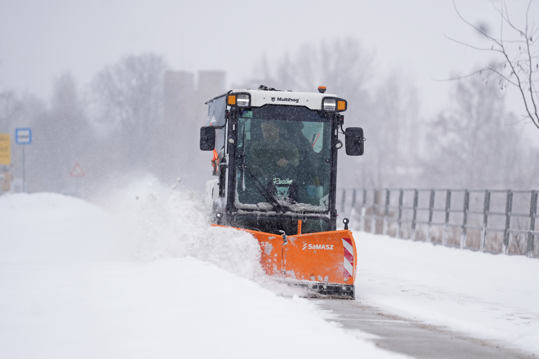 Sniega tīrīšana no Rīgas ielu brauktuvēm un ietvēm.