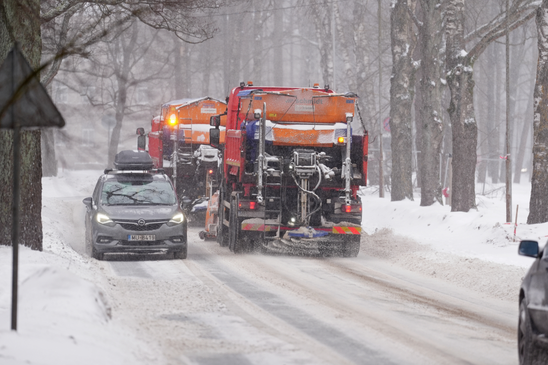 Sniega tīrīšana no Rīgas ielu brauktuvēm un ietvēm.