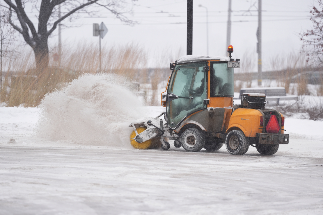 Sniega tīrīšana no Rīgas ielu brauktuvēm un ietvēm.