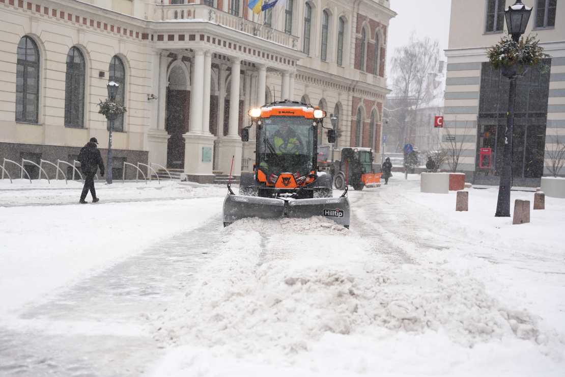Sniega tīrīšana no Rīgas ielu brauktuvēm un ietvēm.