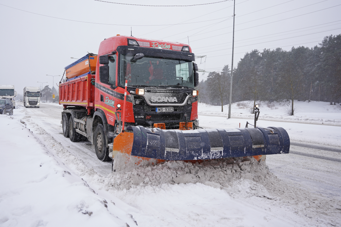 Sniega tīrīšana no Rīgas ielu brauktuvēm un ietvēm.