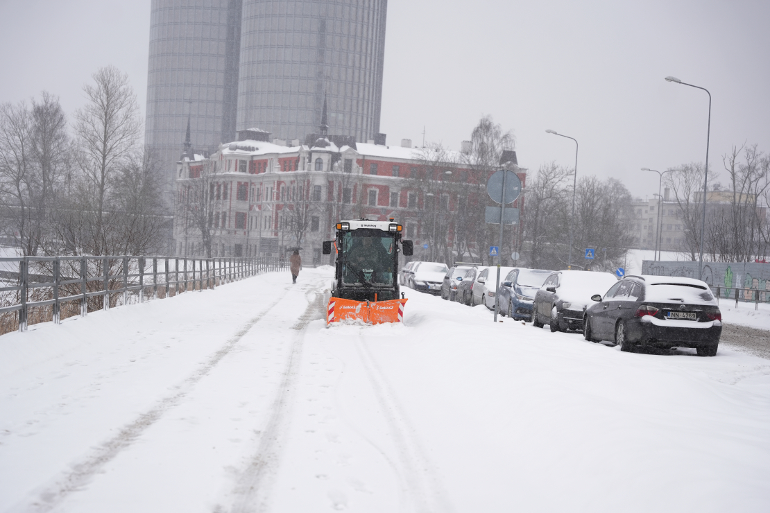 Sniega tīrīšana no Rīgas ielu brauktuvēm un ietvēm.