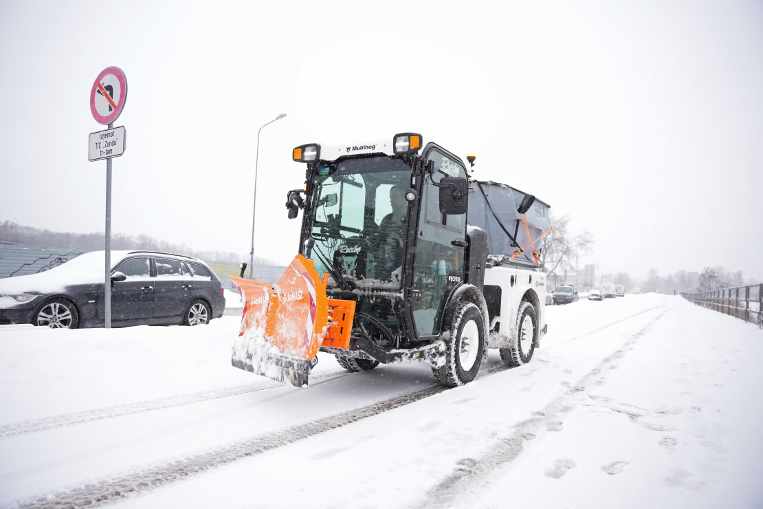 Sniega tīrīšana no Rīgas ielu brauktuvēm un ietvēm.