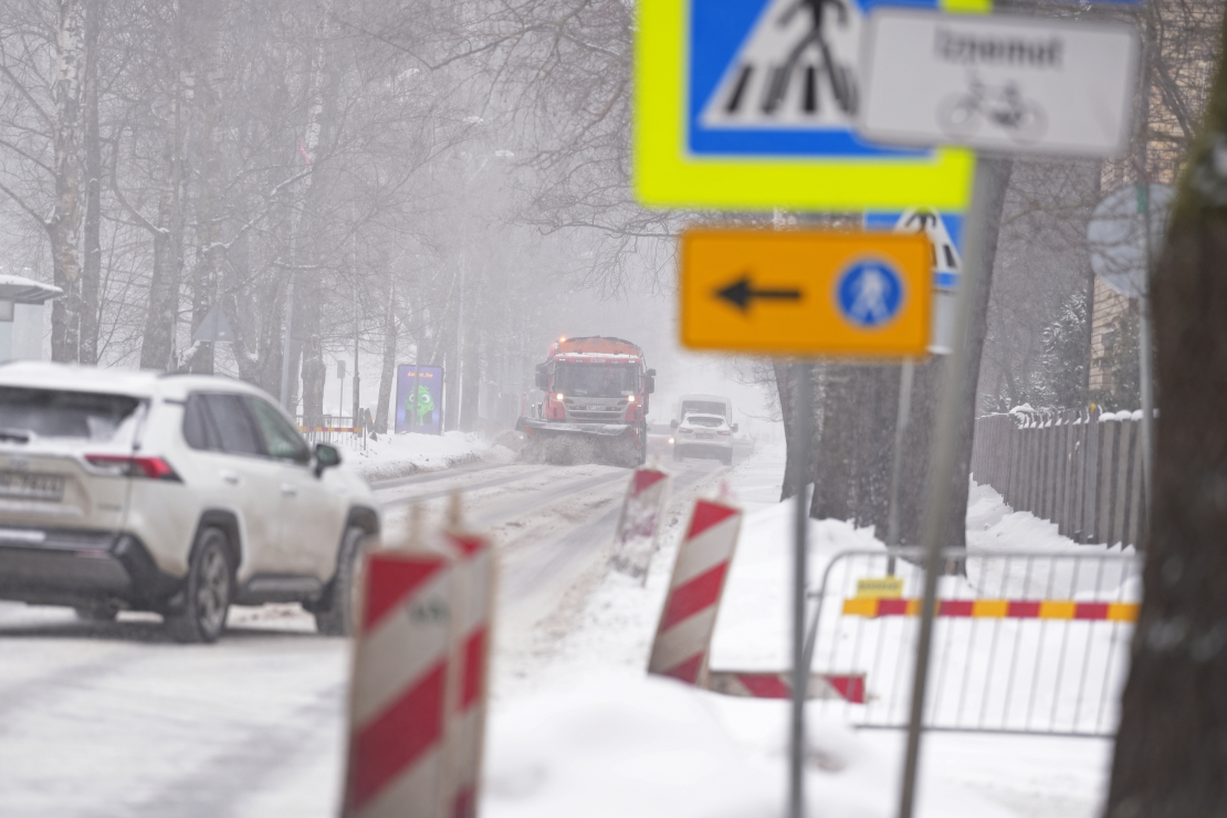 Sniega tīrīšana no Rīgas ielu brauktuvēm un ietvēm.
