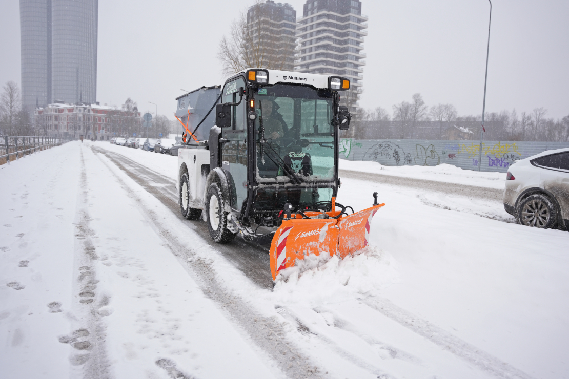 Sniega tīrīšana no Rīgas ielu brauktuvēm un ietvēm.
