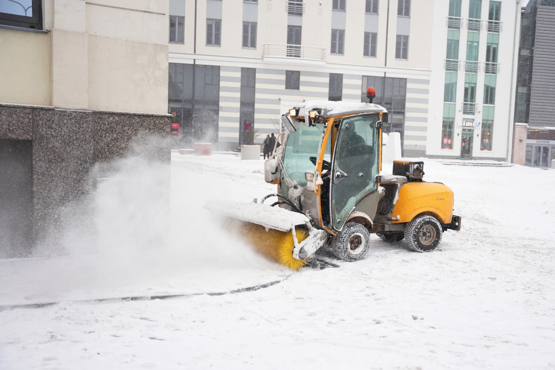 Sniega tīrīšana no Rīgas ielu brauktuvēm un ietvēm.