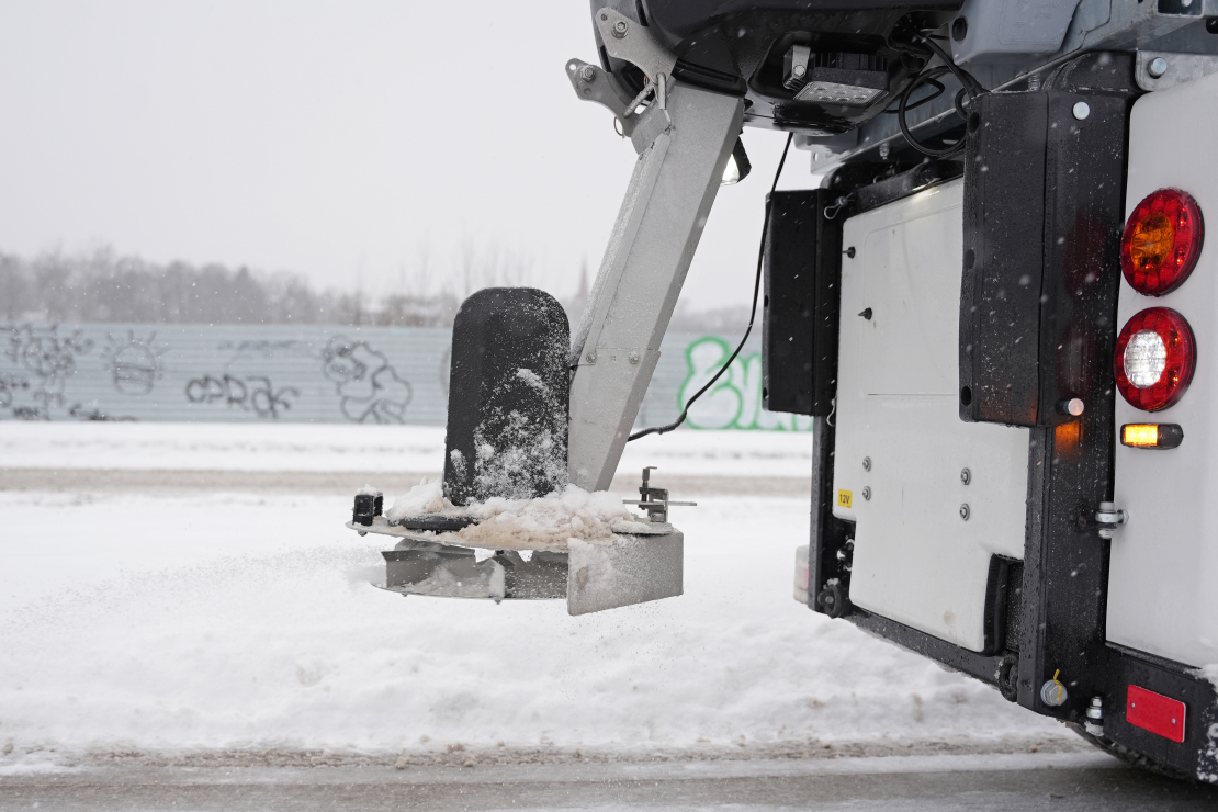 Sniega tīrīšana no Rīgas ielu brauktuvēm un ietvēm.