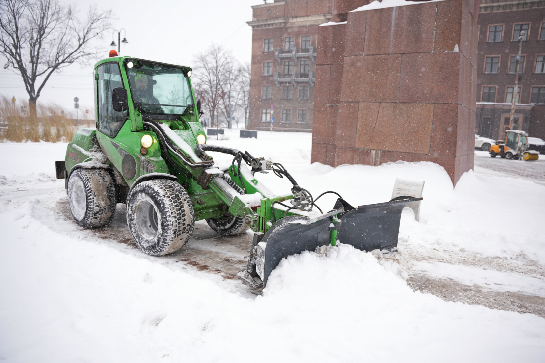 Sniega tīrīšana no Rīgas ielu brauktuvēm un ietvēm.