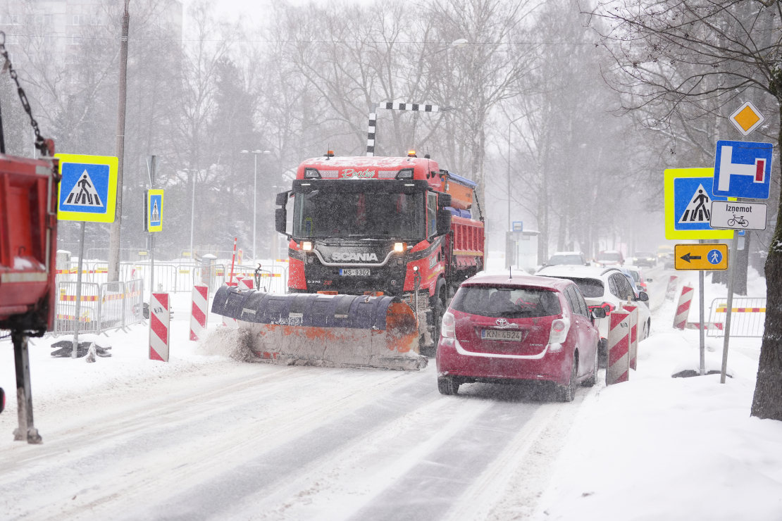 Sniega tīrīšana no Rīgas ielu brauktuvēm un ietvēm.