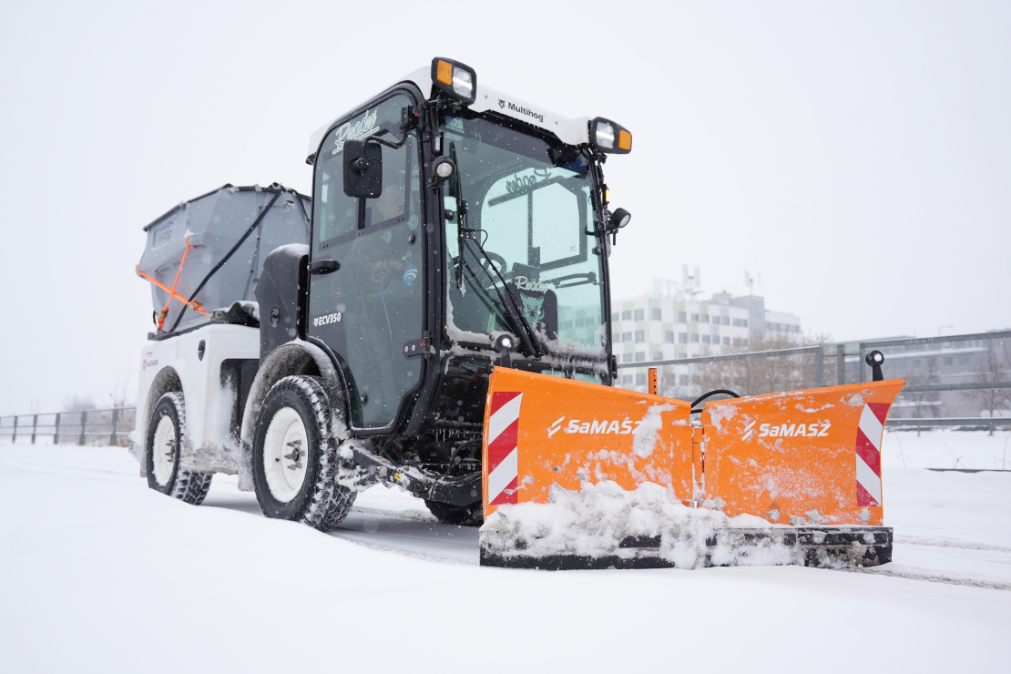 Sniega tīrīšana no Rīgas ielu brauktuvēm un ietvēm.