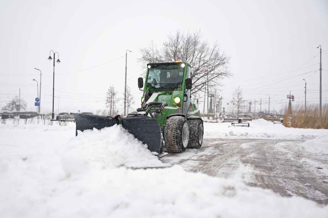 Sniega tīrīšana no Rīgas ielu brauktuvēm un ietvēm.