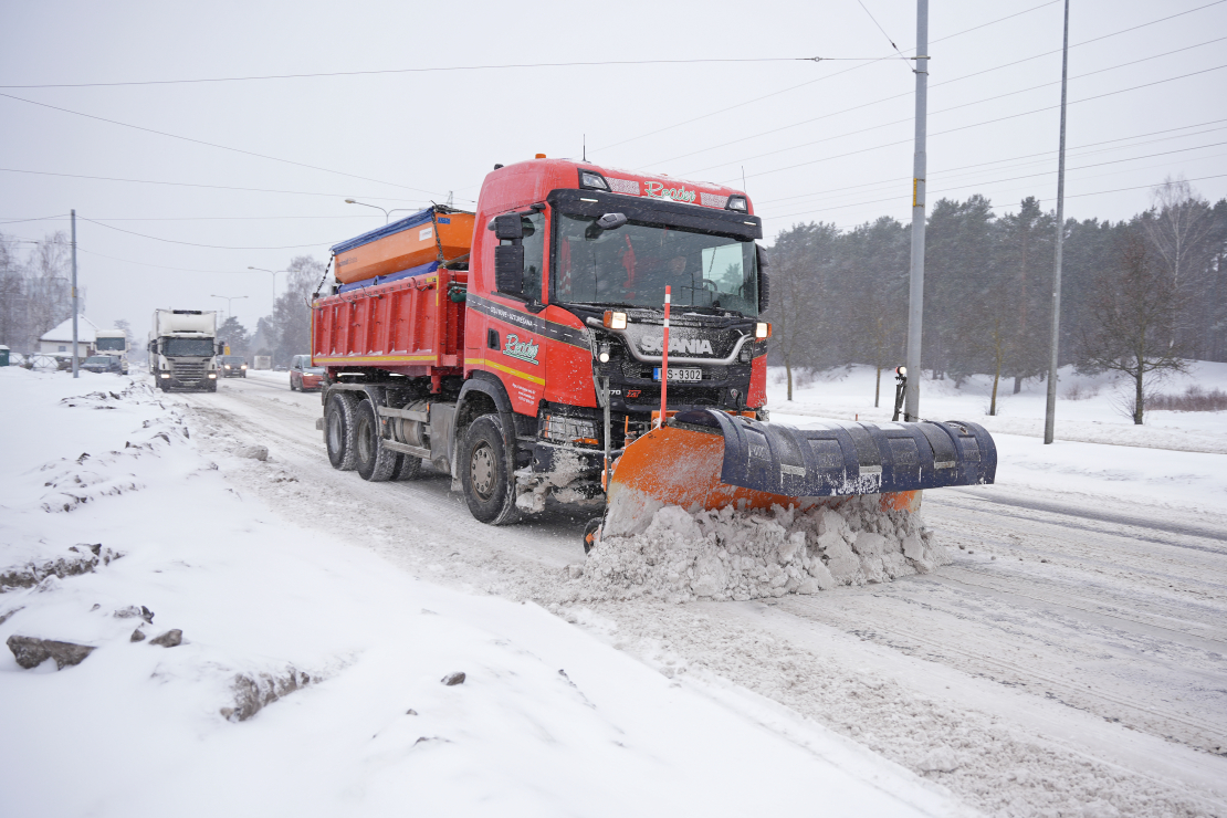 Sniega tīrīšana no Rīgas ielu brauktuvēm un ietvēm.