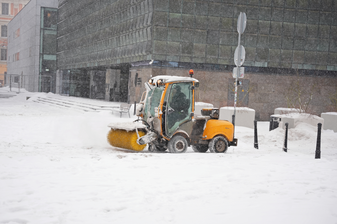 Sniega tīrīšana no Rīgas ielu brauktuvēm un ietvēm.