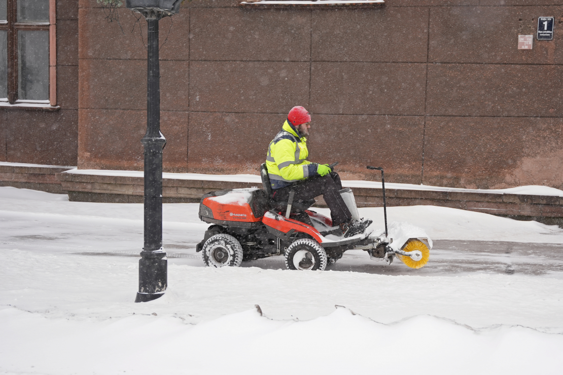 Sniega tīrīšana no Rīgas ielu brauktuvēm un ietvēm.