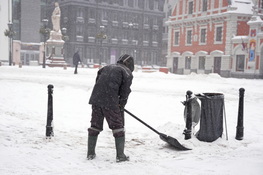 Sniega tīrīšana no Rīgas ielu brauktuvēm un ietvēm.