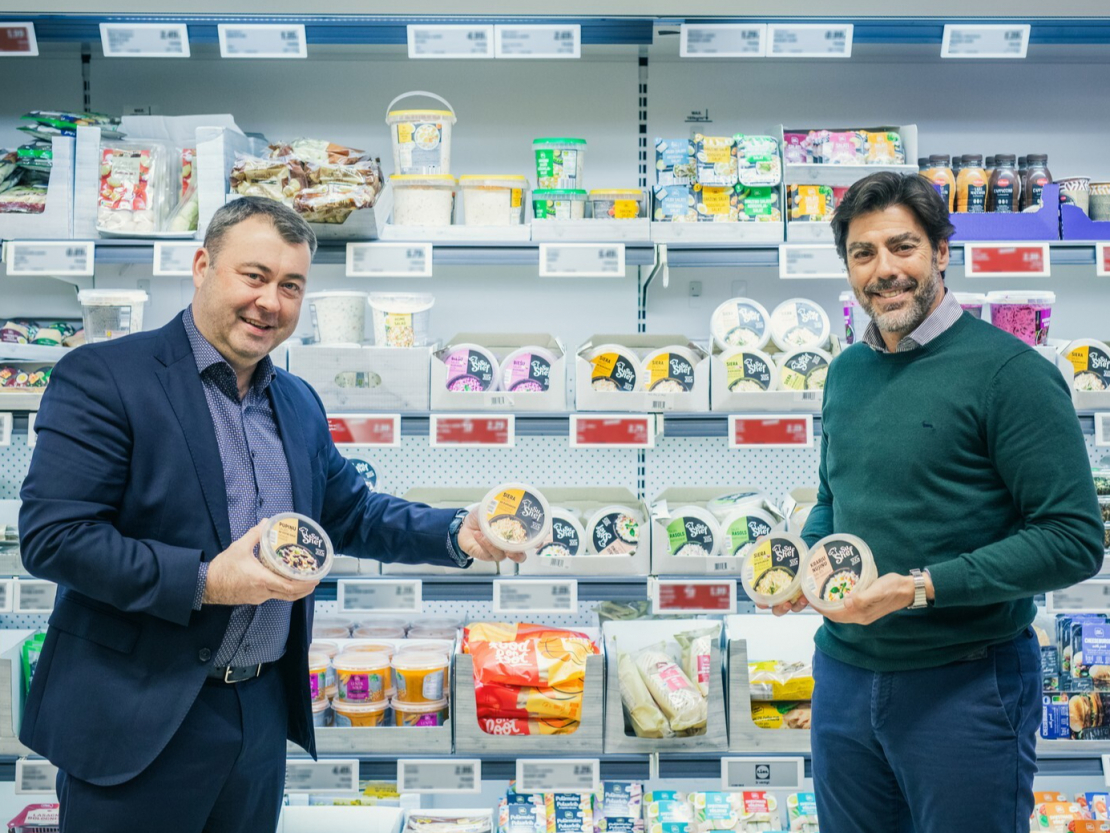 "Gaļas nams – Ādaži” valdes loceklis un  Jurijs Skribis (no kreisās) un “Lidl Latvija” valdes loceklis un Iepirkumu departamenta vadītājs Aleksis Latore Garsija.