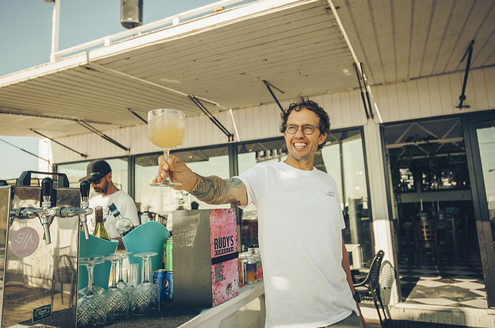 "Lai parādītu, uz ko uzņēmums "Rudy’s Kombucha" ir spējīgs, esam taisījuši arī alkoholisko kombuču no marinēto gurķu sulas," teic uzņēmuma "Rudy’s Brewing Co" līdzīpašnieks Edgars Elbergs, atzīstot, ka iespējas eksperimentēt ar dažādām garšām ir ļoti plašas.
