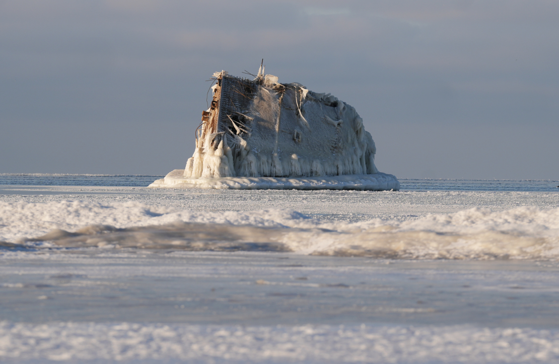 Avarējušā dzelzsbetona kuģa "Lady Cotlin" vraks Mangaļsalas pludmalē.