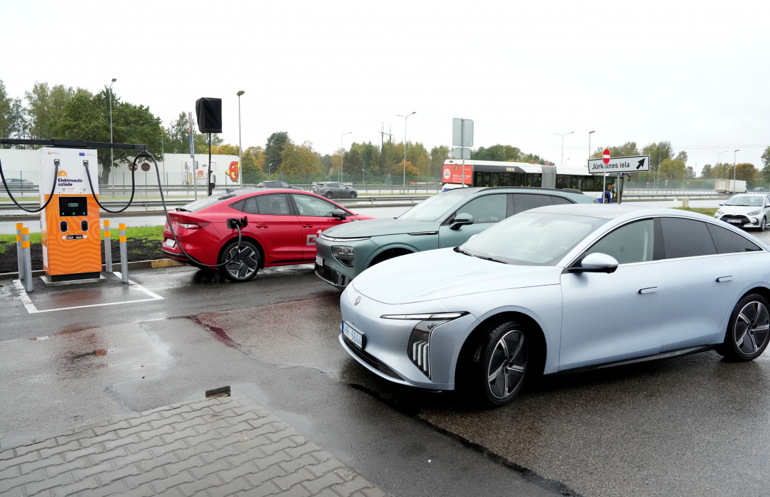 Elektroauto uzlādes tīkls "Viada" degvielas uzpildes stacijā.