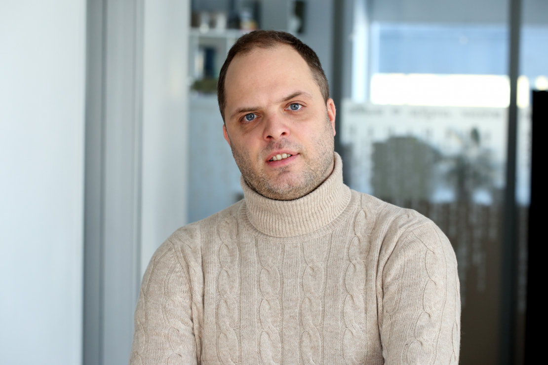 Harijs Āboliņš (1985), debijas romāna "Arī es gribētu aizbraukt uz Ženēvu" (izdevniecība Latvijas Mediji) autors, finanšu eksperts, Biedrība "Futbola skola Rikor" valdes priekšsēdētājs, 