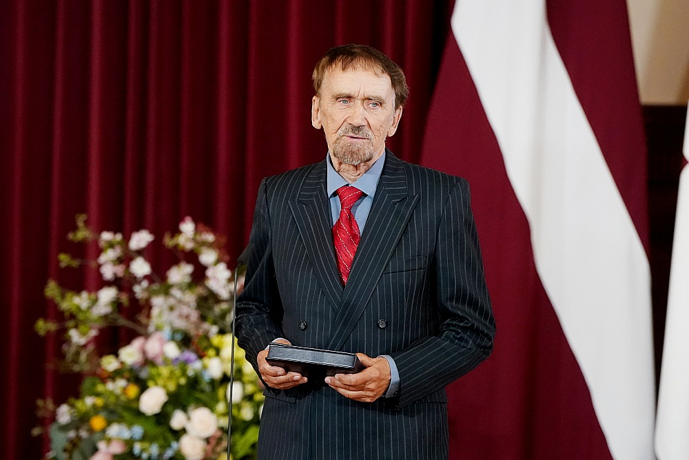 Viktors Kalniņš (Viks) 2025. gadā Rīgas pilī ar saņemto Triju Zvaigžņu ordeni Latvijas neatkarības atjaunošanas 35. gadadienā.