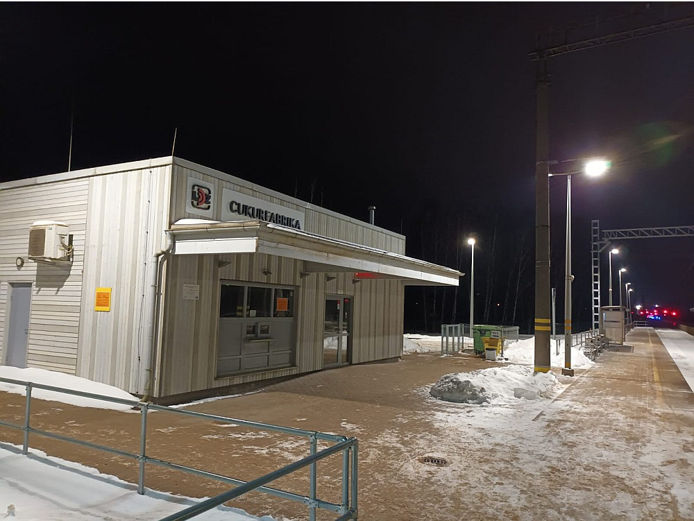 "Cukurfabrikā" bija neliela, omulīga uzgaidāmā telpa, kas taupības nolūkos slēgta, un tagad jebkuros laika apstākļos vilciens jāgaida uz perona. Biļešu kases logs ciet, arī uzgaidāmās telpas durvis.