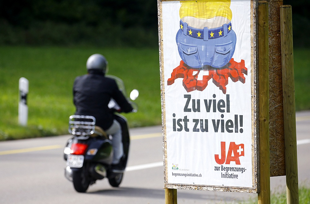 Konservatīvā Šveices Tautas partija ne pirmo gadu cīnās pret darbaspēka ieplūšanu no ES valstīm. "Par daudz ir par daudz! Jā ierobežošanas iniciatīvai!" vēsta plakāts.