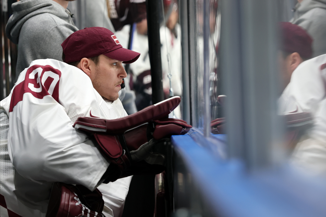 Latvijas hokeja izlases vārtsargs Elvis Merzļikins (nr. 30, baltā tērpā) hokeja priekšsacīkšu spēlē starp Latvijas un Vācijas valstsvienībām "Milānas Rho arēnā" Milānā 2026. gada Milānas un Kortīnas ziemas olimpiskajās spēlēs Itālijā.