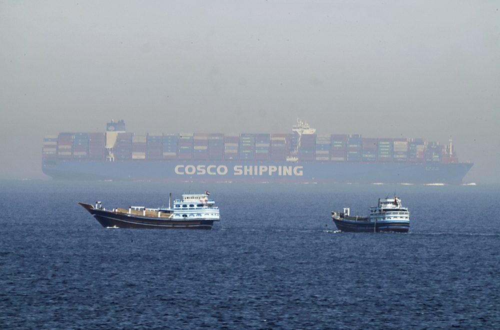 Hormuza jūras šaurums savieno Persijas līci ar Omānas līci. Pa šo ūdensceļu ik dienu tiek pārvadāti aptuveni 20 miljoni barelu naftas, kas ir 20% no visa pasaules naftas patēriņa. Vairums šīs naftas nonāk Āzijas tirgū.