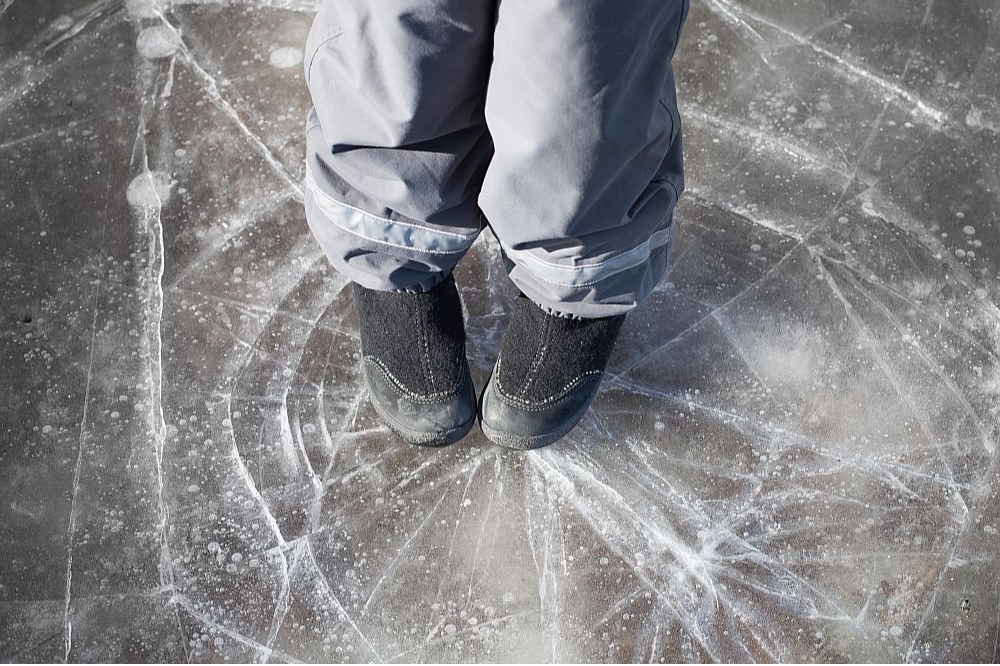 Ielūzt var arī šķietami biezs un drošs ledus.