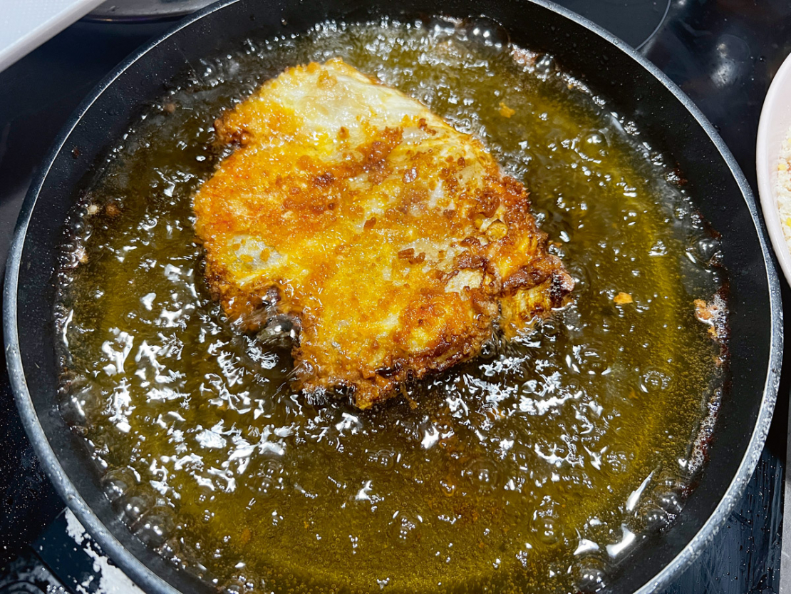 Kabatiņas cep karstā eļļā, līdz tās kļūst zeltaini brūnas no visām pusēm.