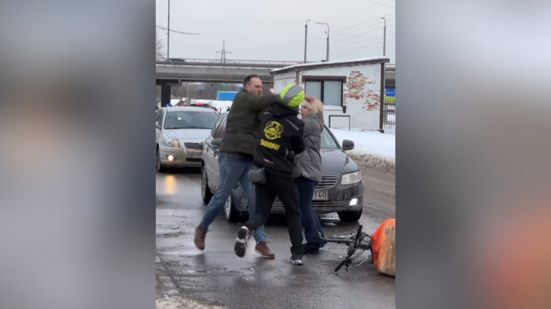 Konflikts starp velokurjeru un volvo vadītāju.
