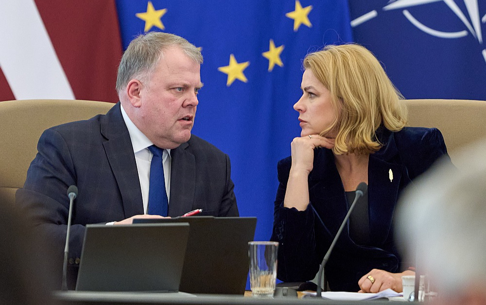 Latvijas Pašvaldību savienības priekšsēdis Gints Kaminskis un Ministru prezidente Evika Siliņa tikšanās laikā.