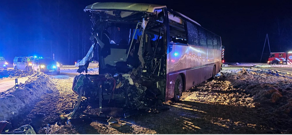 Autobusa priekšgals negadījumā sadragāts, smagi cieta autobusa šoferis, kurš kopā ar sēdekli ietriekts salonā...