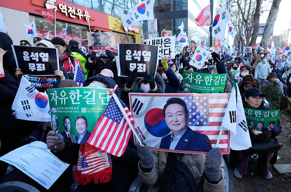 Dienvidkorejas bijušā prezidenta Juna Sukjola atbalstītāji ceturtdien Seulā pulcējās pie tiesas, kas bijušo valsts vadītāju atzina par vainīgu sacelšanās vadīšanā. Juna atbalstītāju rokās bija redzami gan plakāti, kuros attēlots bijušais prezidents, gan arī Dienvidkorejas un ASV karogi.