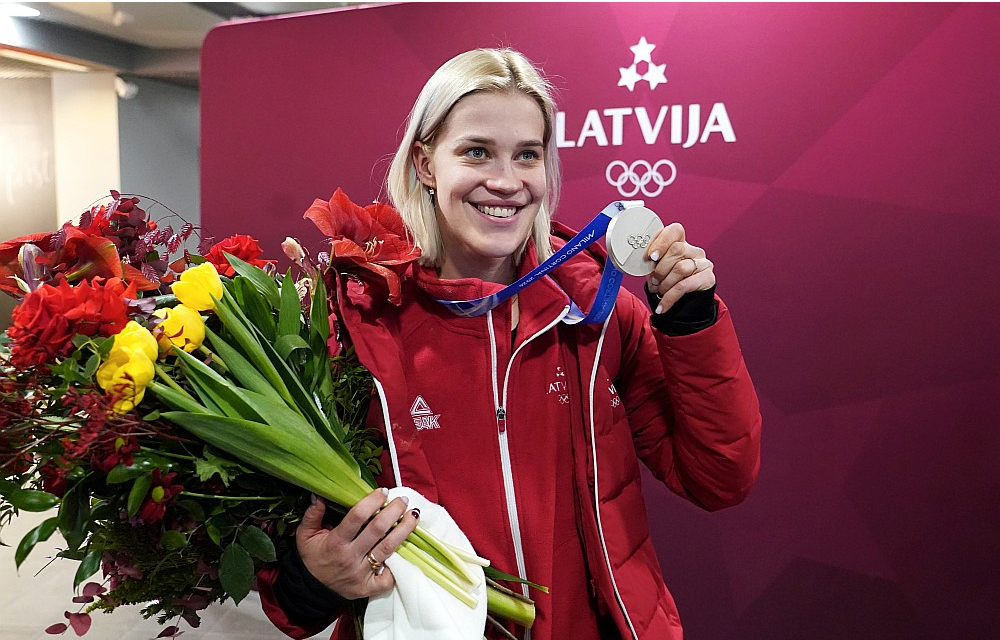 Ar olimpisko sudrabu Elīnu Ievu Botu sveica Rīgas lidostā un īpaši sirsnīgi – dzimtajā Siguldā.