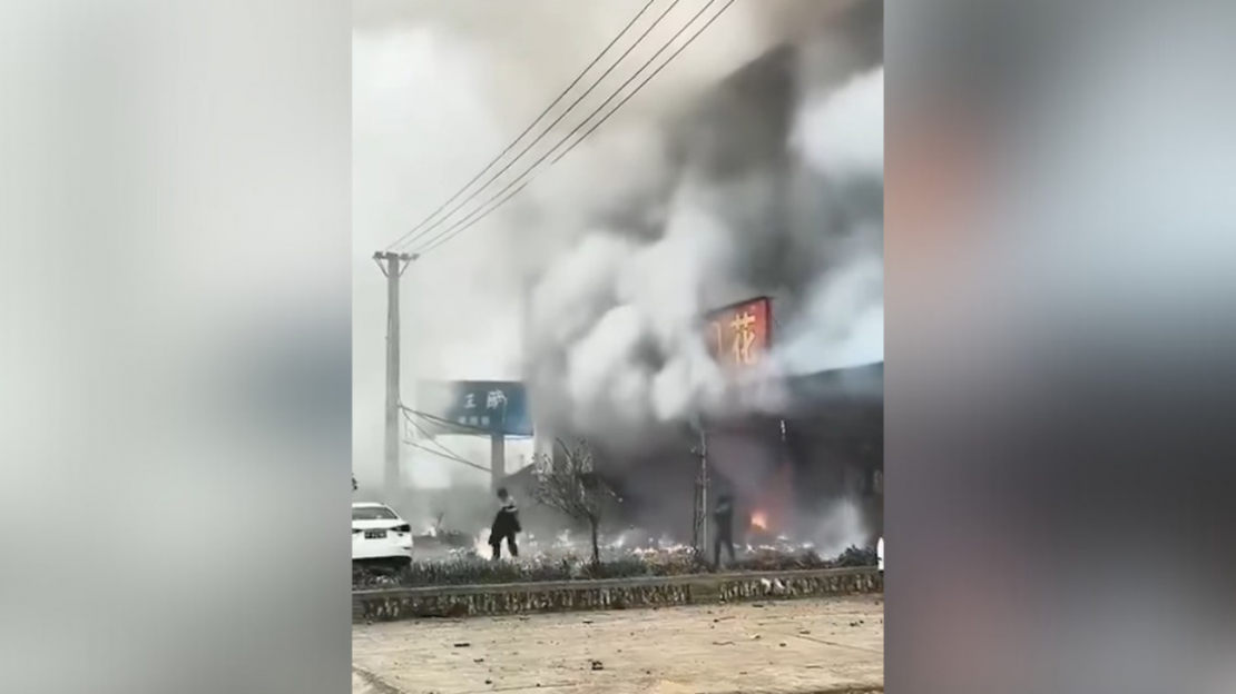 Ugunsgrēks pirotehnikas veikalā Ķīnā.