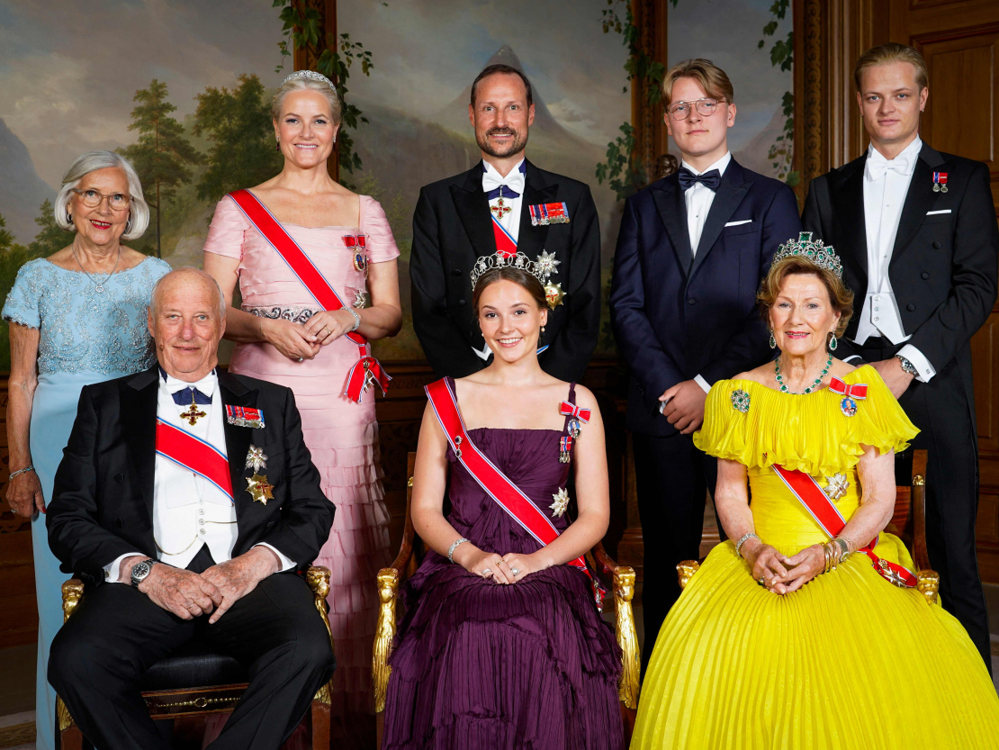 Norvēģijas karaliskā ģimene 2022. gadā: pirmajā rindā karalis Haralds V ar karalieni Sonju un mazmeitu Ingridu Aleksandru; otrajā rindā – princis Hokons (vidū) ar princesi Meti Māritu un dēlu Sverri Magnusu (otrais no labās). Foto redzama arī Metes Māritas māte Mārita (pa kreisi) un princeses dēls no iepriekšējām attiecībām Māriuss (pirmais no labās).